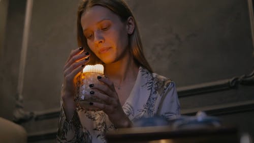 有关女人, 握住, 点燃的蜡烛的免费素材视频