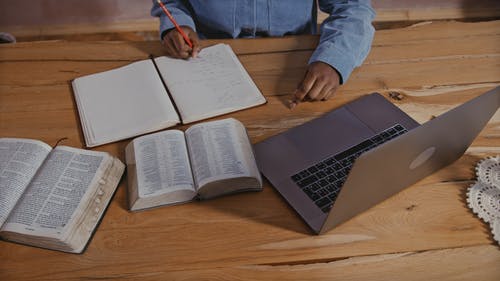 有关图书, 圣经, 圣经学习;圣经讨论的免费素材视频