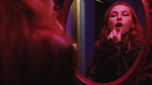 有关20 25岁的女人, 厕所, 时尚的免费素材视频