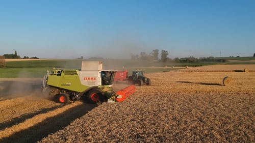 有关下田, 抽烟, 拖拉机的免费素材视频