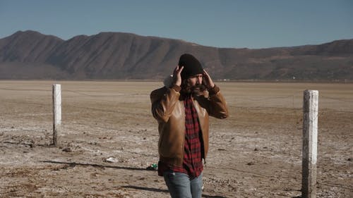 有关（顶部有小羊毛球的）羊毛帽子, 人, 帽子的免费素材视频