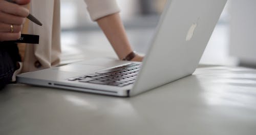 有关MacBook, 呆在家里, 商业的免费素材视频