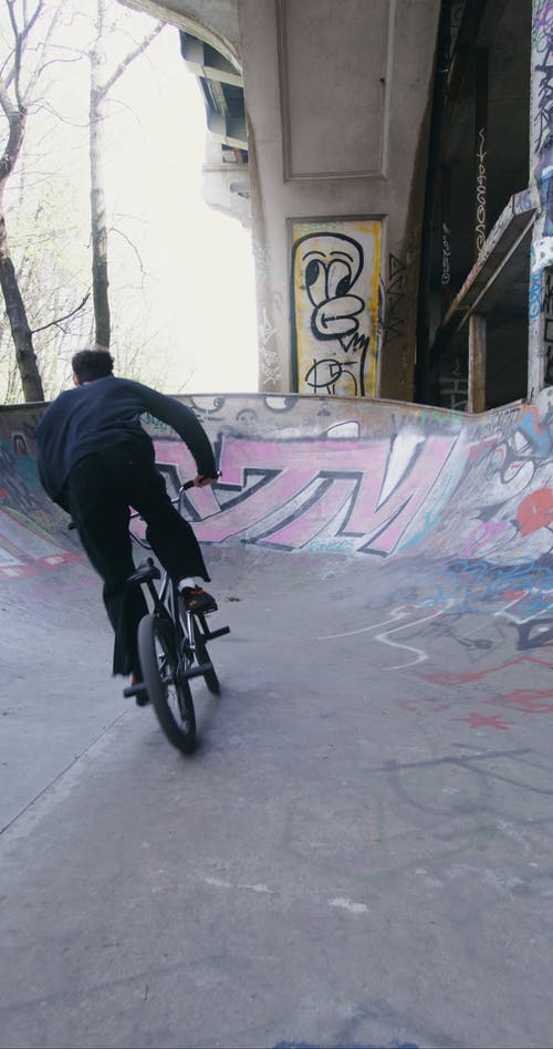 有关单车骑士, 垂直视频, 涂鸦的免费素材视频