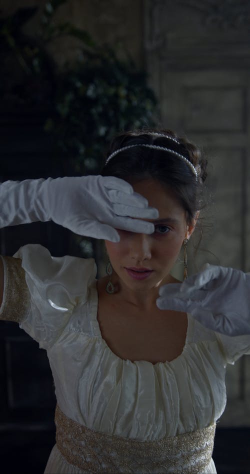 有关古装, 咖啡色头发的女人, 垂直视频的免费素材视频