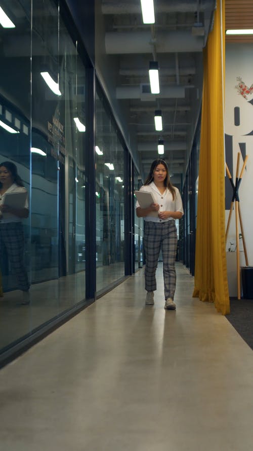 有关坐, 垂直视频, 女人的免费素材视频