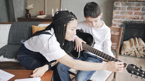 有关原声吉他, 吉他演奏, 坐的免费素材视频