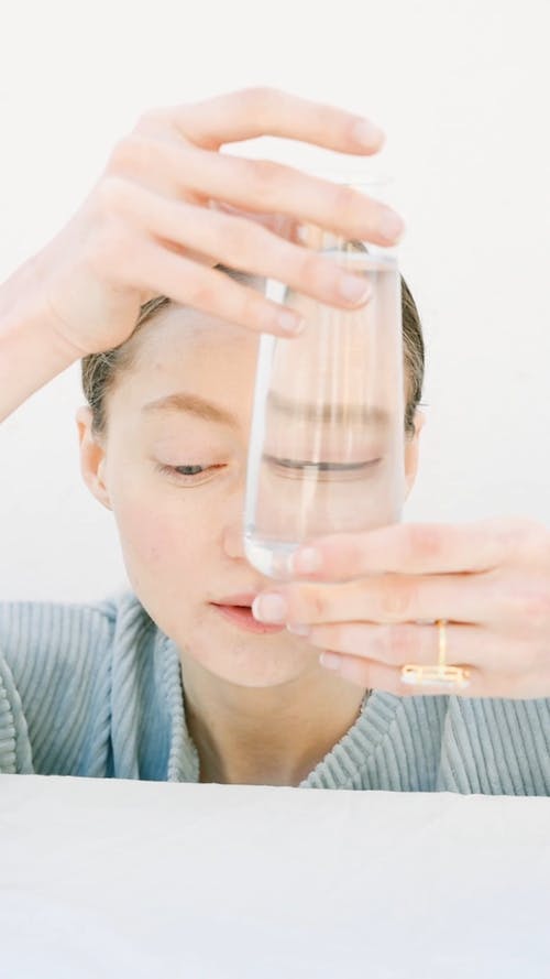 有关一杯水, 不一样, 垂直视频的免费素材视频