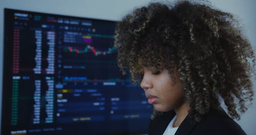 有关女人, 爆炸头, 看着相机的免费素材视频