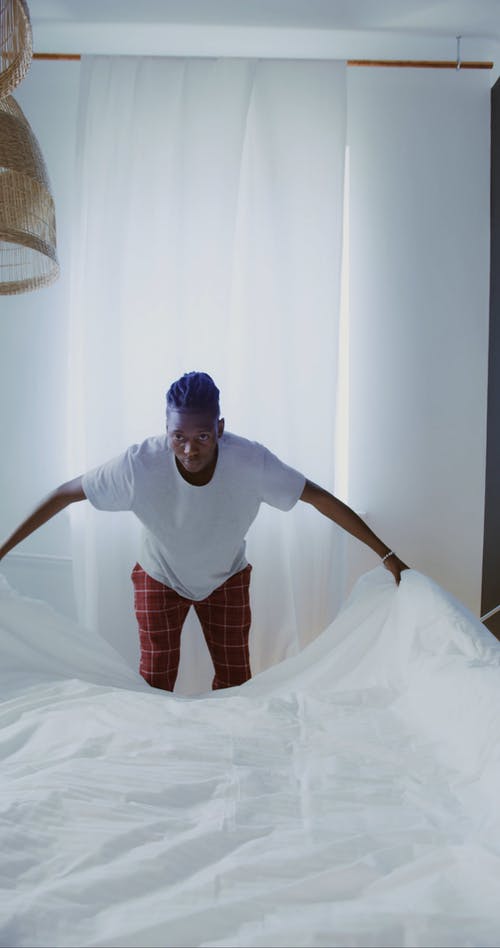 有关人, 在家, 垂直视频的免费素材视频