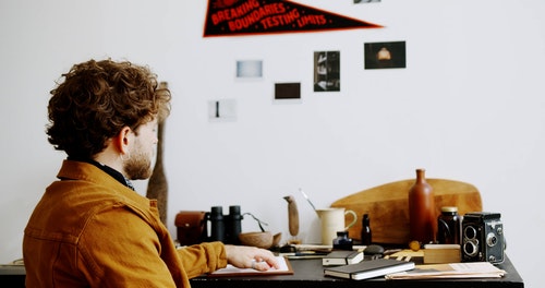 有关人,从后面,在桌子上的免费素材视频