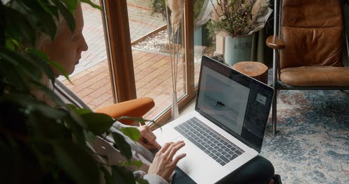 有关MacBook, 女人, 室内的免费素材视频