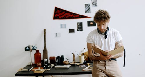 有关t恤, 上网, 人的免费素材视频