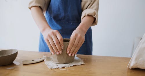 有关制陶工人, 围裙, 女人的免费素材视频