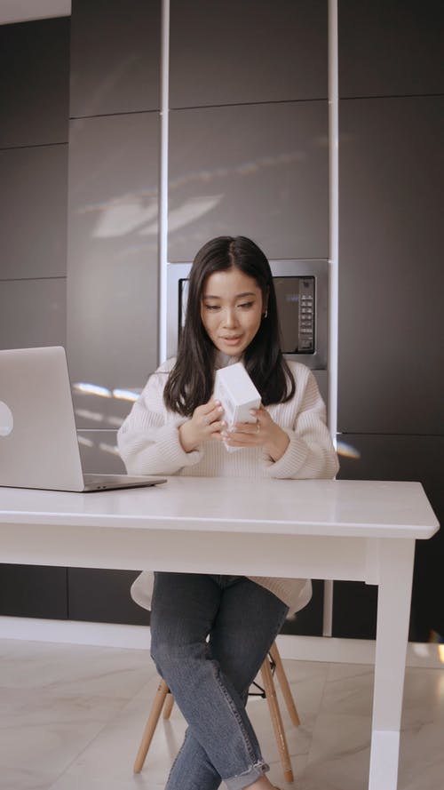 有关修剪指甲, 坐, 垂直视频的免费素材视频