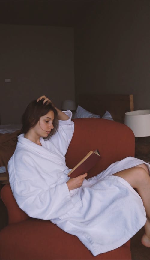 有关咖啡色头发的女人, 垂直视频, 女人的免费素材视频