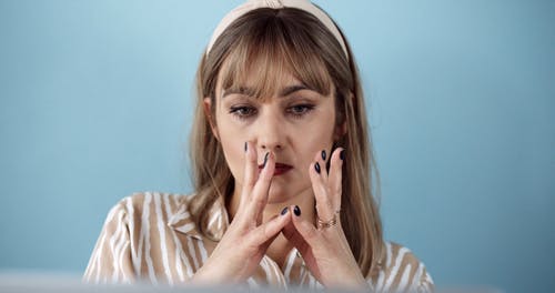 有关修剪指甲, 双手合十, 咖啡色头发的女人的免费素材视频