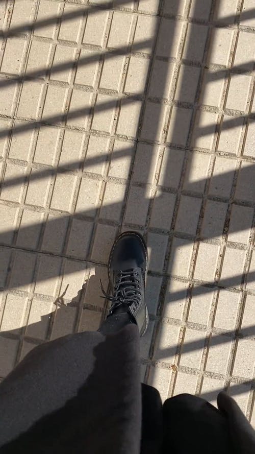 有关光反射, 垂直视频, 户外的免费素材视频