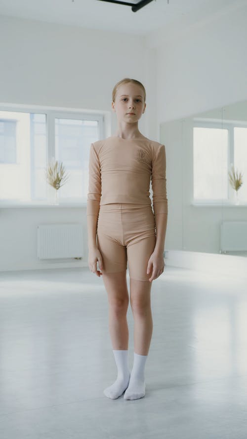 有关垂直视频, 女人, 工作室的免费素材视频