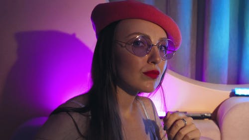 有关光鲜亮丽, 咖啡色头发的女人, 坐下的免费素材视频