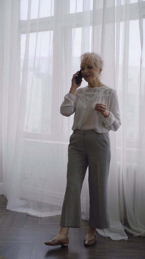 有关在家, 在讲电话, 垂直视频的免费素材视频