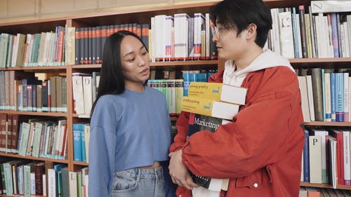 有关一摞书, 人, 图书馆的免费素材视频