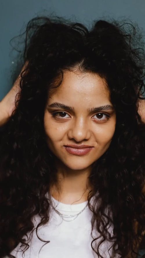 有关光鲜亮丽, 咖啡色头发的女人, 嘴唇的免费素材视频