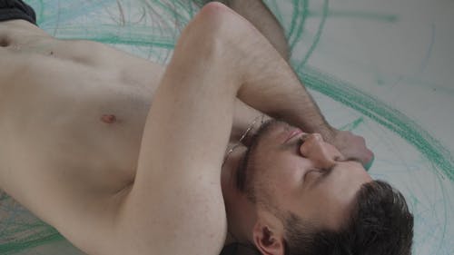 有关半裸, 在地上, 干的免费素材视频