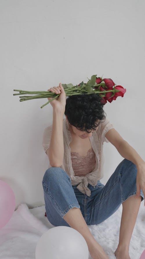 有关坐, 垂直视频, 女人的免费素材视频