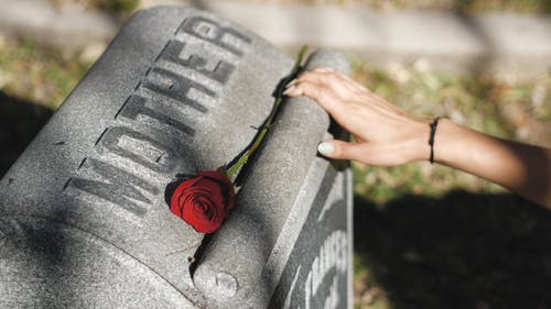 有关哭, 墓园, 女人的免费素材视频