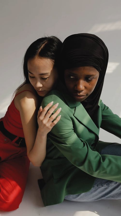 有关地板, 坐, 垂直视频的免费素材视频