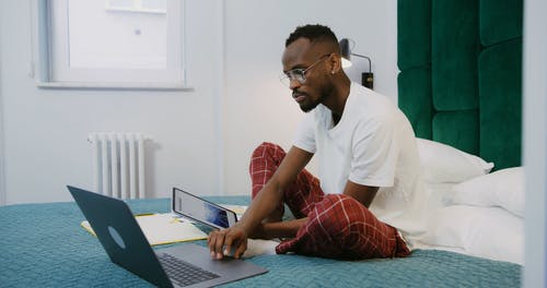 有关人, 使用平板电脑, 坐的免费素材视频