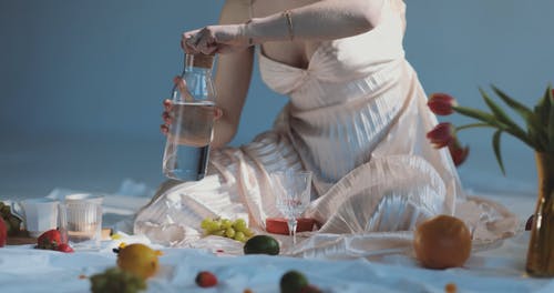 有关倾注, 坐, 女人的免费素材视频