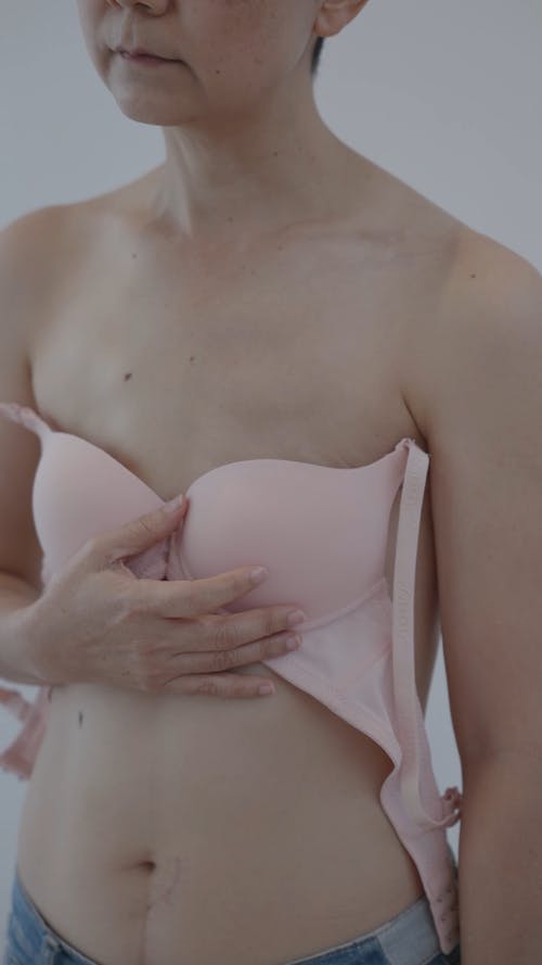 有关关注乳腺癌, 半裸, 垂直视频的免费素材视频