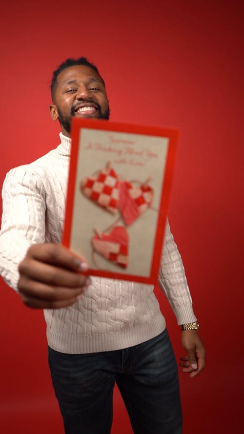 拿着情人节卡片的白色长袖衬衣的人 · 免费素材视频