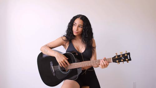 有关刺青, 吉他, 室内的免费素材视频