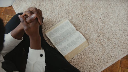 有关不露面, 交叉的双腿, 人的免费素材视频