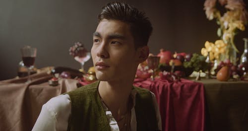 有关人, 坐, 室内的免费素材视频