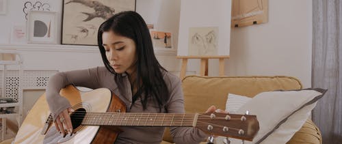 有关吉他, 女人, 室内的免费素材视频