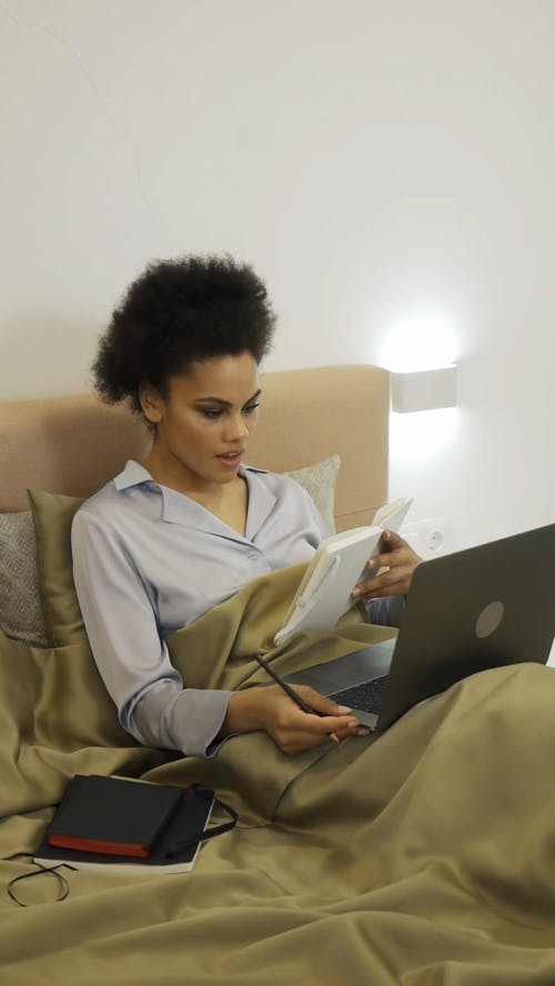 有关垂直视频, 女人, 学习的免费素材视频