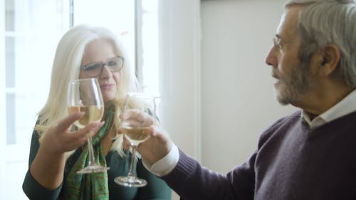 有关室内, 敬酒, 有胡子的的免费素材视频