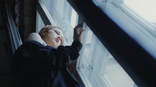 有关不快乐, 低角度拍摄, 困惑的免费素材视频