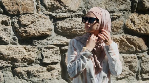 有关墨镜, 大衣, 户外的免费素材视频