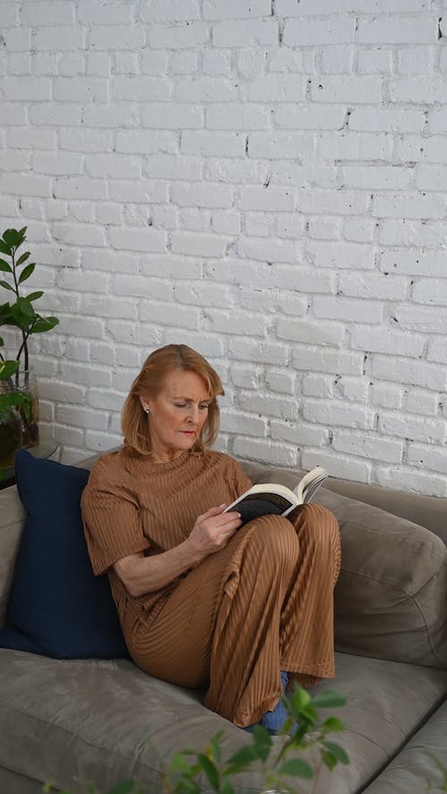 有关人, 坐, 垂直视频的免费素材视频