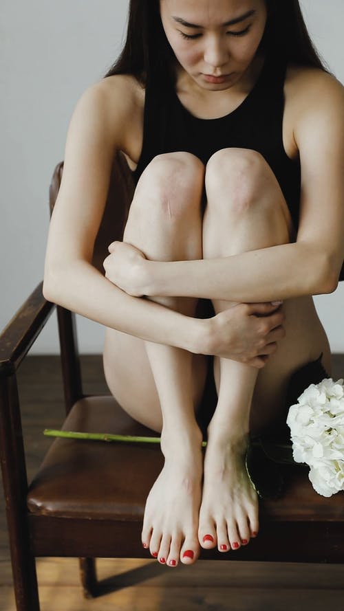 有关坐, 垂直视频, 女人的免费素材视频