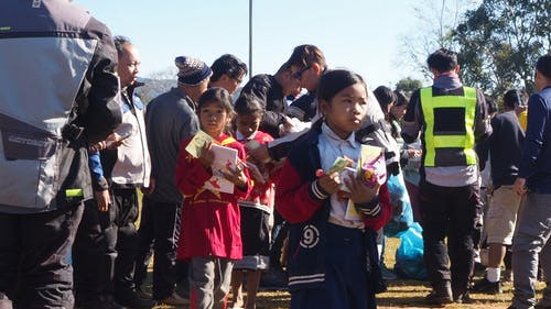 有关伸出援手, 做善事, 儿童的免费素材视频