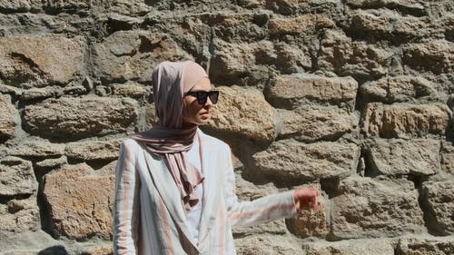 有关墨镜, 大衣, 户外的免费素材视频