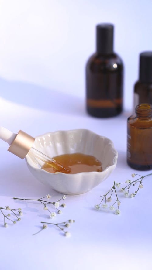 有关垂直视频, 护肤品, 握住的免费素材视频