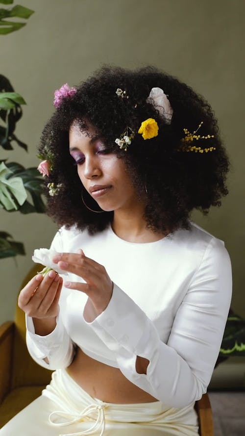 有关垂直视频, 女人, 室内的免费素材视频