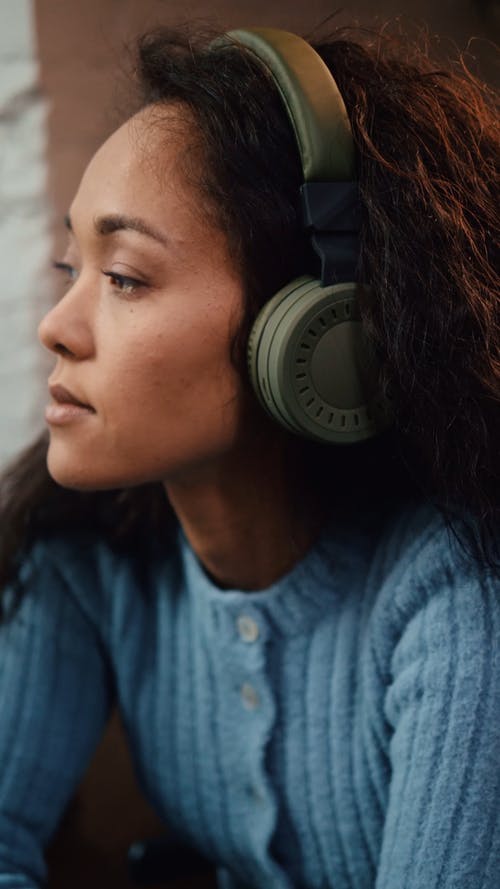 有关刺青, 刺青的, 听音乐的免费素材视频