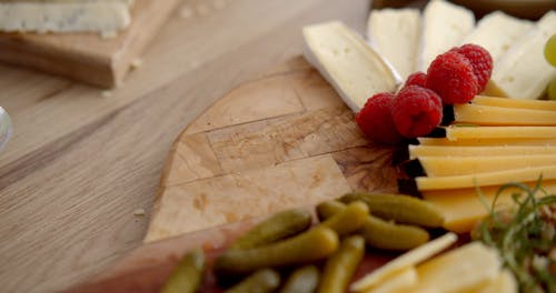 有关乳酪, 刀, 木托盘的免费素材视频